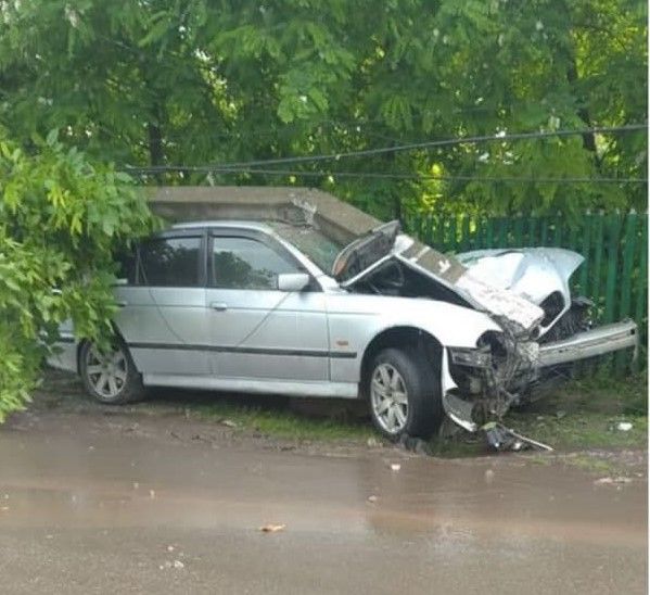 В районе Флорешт автомобиль сбил электроопору.
