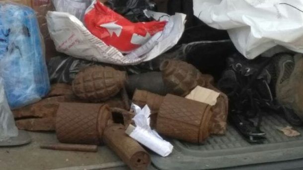 Un moldovean transporta în maşină grenade şi alte elemente de muniţie. Foto:moldova.org