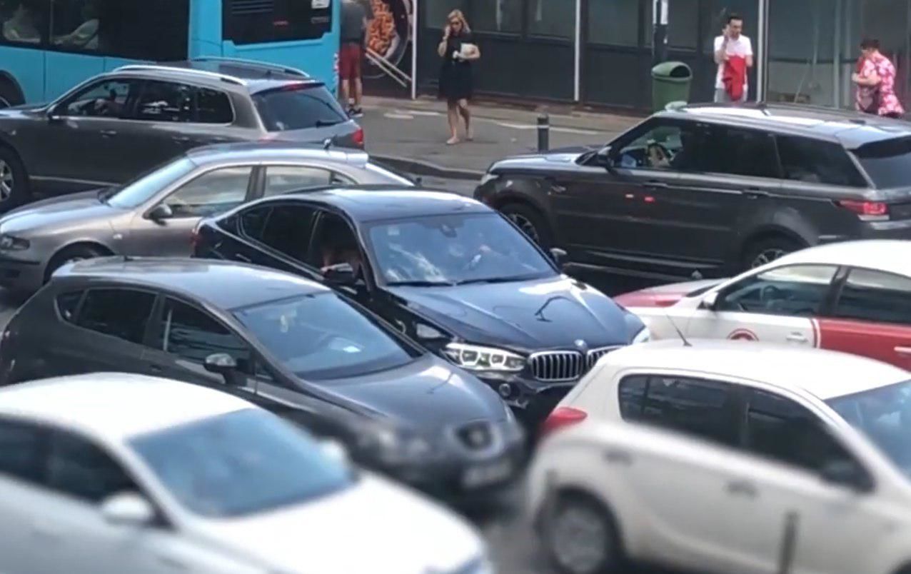 В Бухаресте водитель оттолкнул своим авто машину, блокировавшую ему выезд.