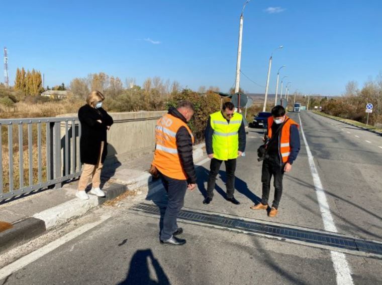 Дорожники следят за ремонтом автомобильного моста через реку Прут.