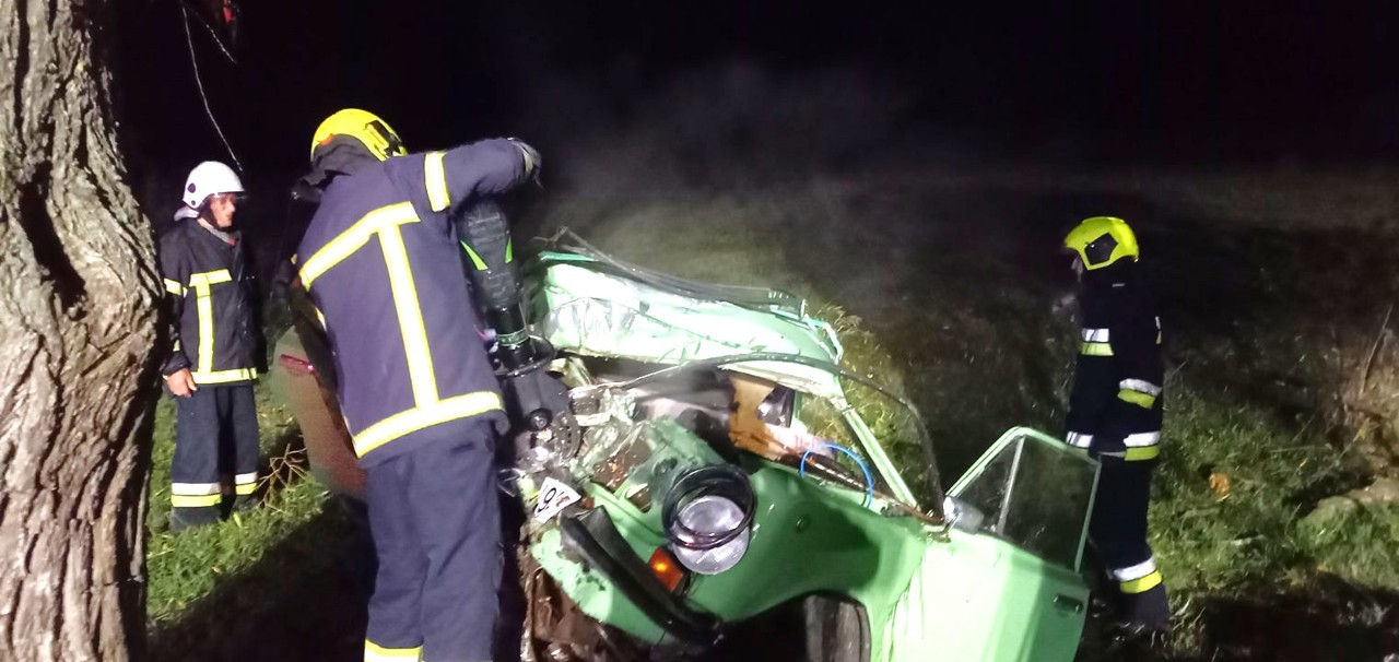 Un automobil s-a izbit violent într-un copac la Ungheni.