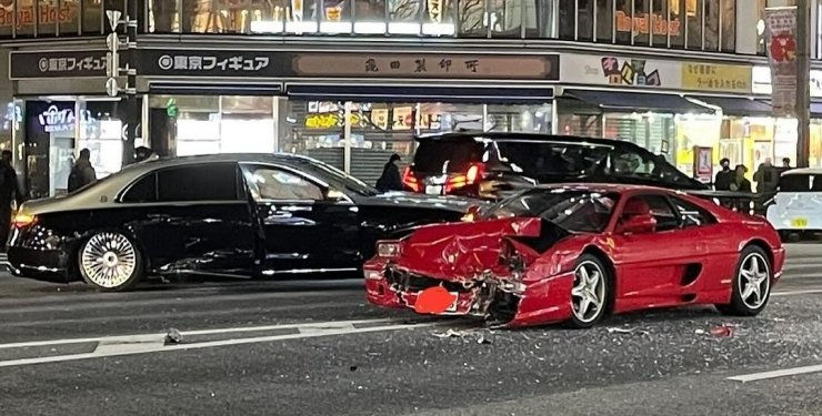 ДТП на $400 000: в Японии столкнулись классический Ferrari и новый Maybach.