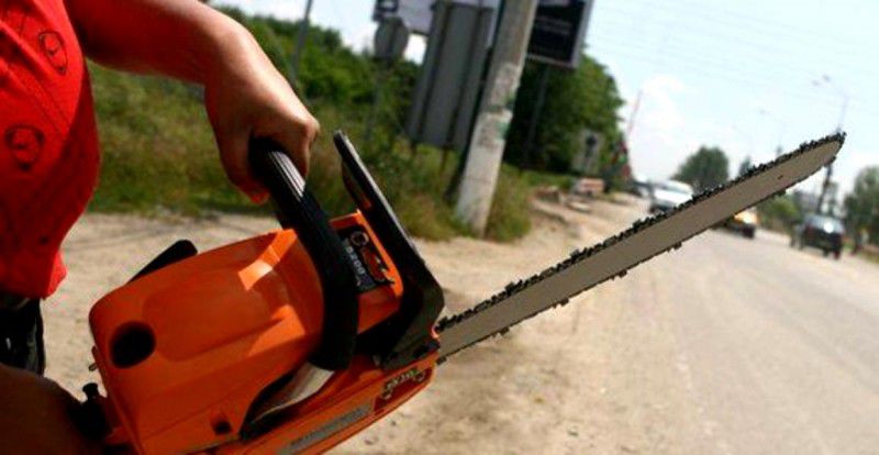 O femeie din Italia a fost ameninţată cu drujba de fostul soţ. 