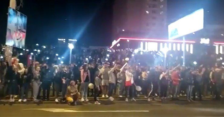 Жители Минска заблокировали движение транспорта в районе, где погиб участник митингов.