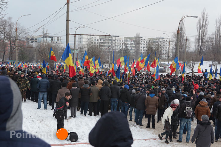 В ходе потасовок пострадал 31 человек, в том числе 27 полицейских, 11 из которых госпитализированы.