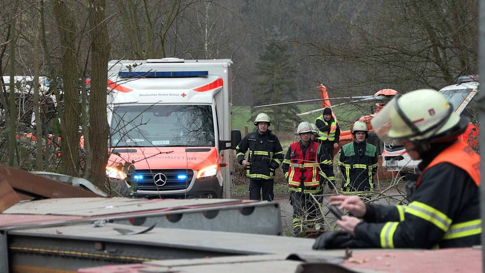 Un tren de mare viteză cu 300 de pasageri s-a ciocnit cu un camion în Germania.
