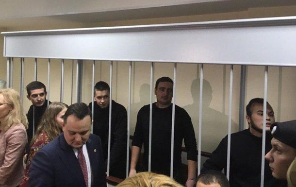 Для рассмотрения дела о продлении меры пресечения моряков разделили на 6 групп по 4 человека в каждой.