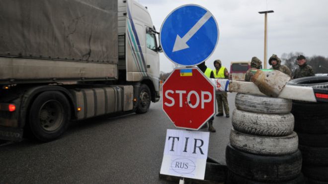 Активисты также обратились к украинским дальнобойщикам с призывом не выезжать в Россию. Фото: ria.ru
