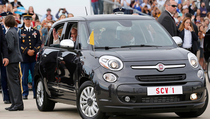 Папа Римский ездит в США на скромном Fiat. Фото: reuters.com