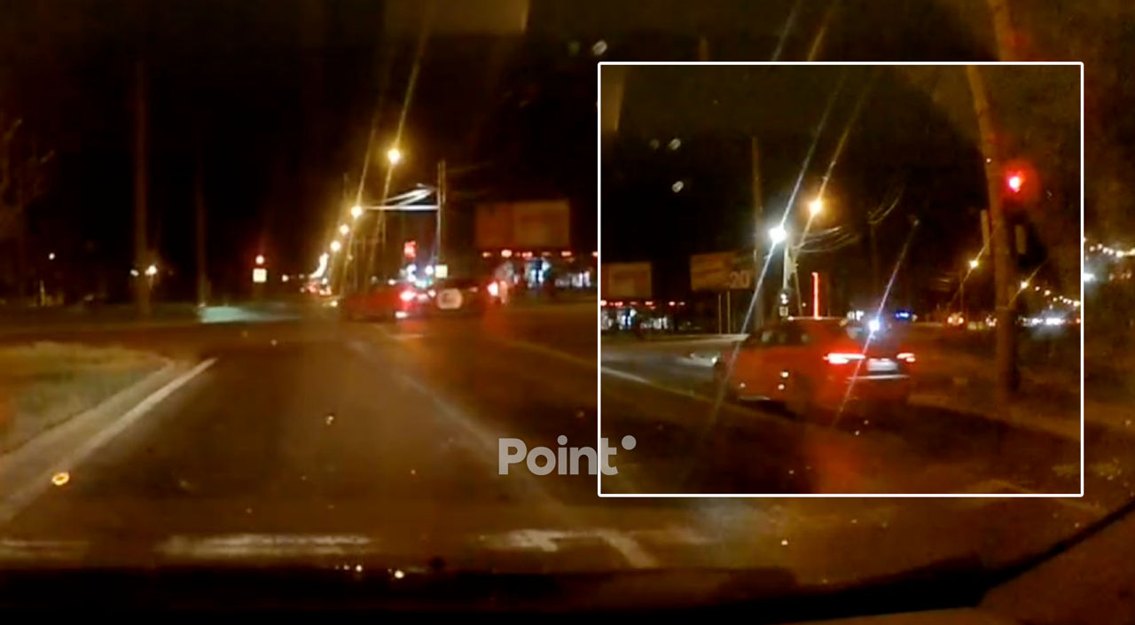 Un șofer a ignorat semaforul roșu și a provocat un accident rutier în Capitală.