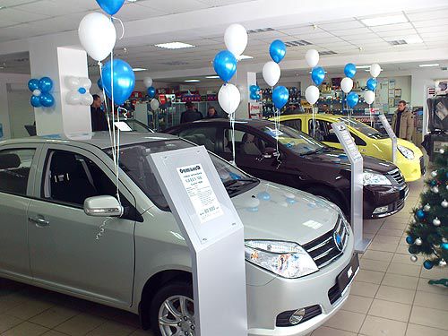 Автоконцерны сейчас переписывают ценники, пытаясь бороться с падением спроса.  Фото: cherry-avto.com