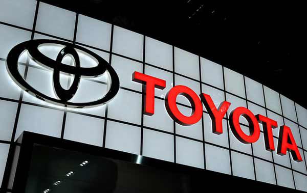 Японская автомобилестроительная компания Toyota Motor повышает зарплаты сотрудникам.