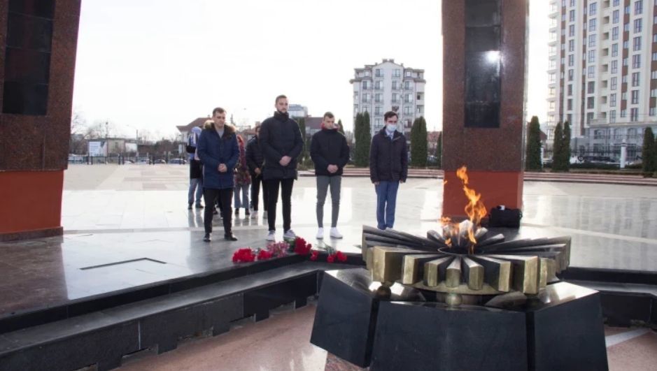 В Кишиневе в День неизвестного солдата возложили цветы к Вечному огню.