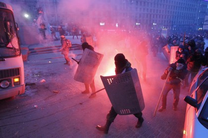 Участники беспорядков в Киеве вечером 19 января 2014 года. Фото: Reuters