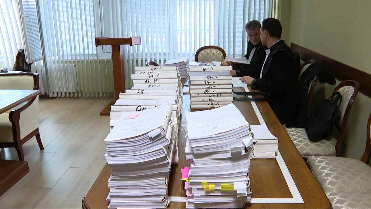Procurorii au prezentat în instanță 100 de volume ale dosarului frauda bancară.