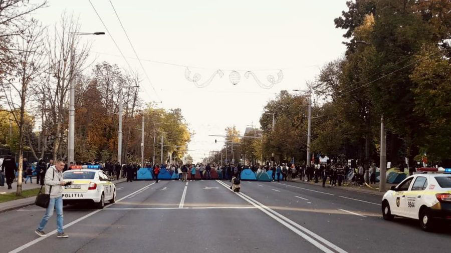 Проспект Штефана чел Маре остается заблокированным палатками протестующих.