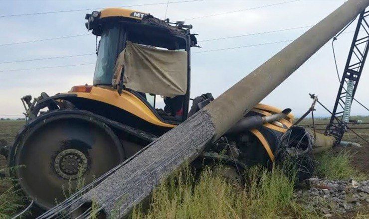 В поле под селом Чобручи тракторист врезался в опору высоковольтной линии электропередач. 