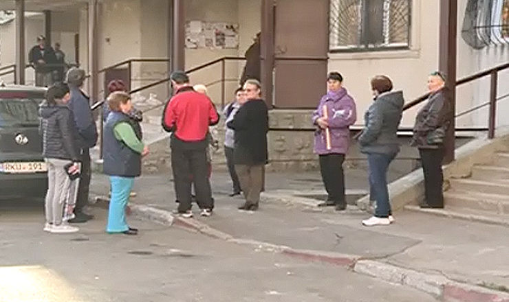 Блохи проникли из подвала и в квартиры, достигнув даже тех жилищ, которые находятся на 16 этаже.