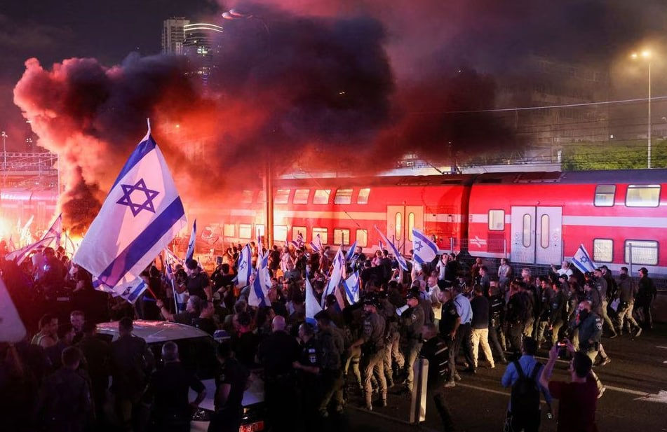 Протестующие в Тель-Авиве заблокировали шоссе в знак поддержки экс-главы полиции.