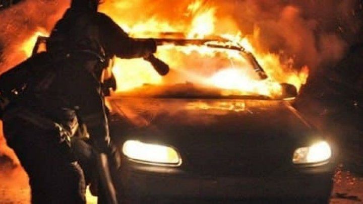В центре Единец загорелся автомобиль.