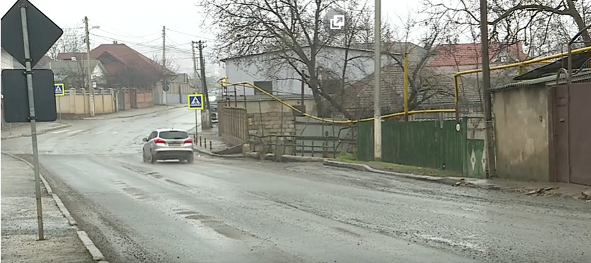 Отремонтированная в Дурлештах дорога начала разрушаться.