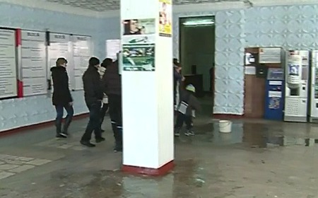 Теперь в коридорах и холле можно заниматься фигурным катанием, правда, это никого не обрадовало, а вот возмущённых оказалось немало.