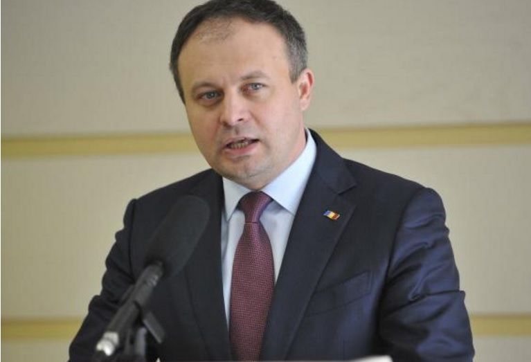 Андриан Канду предлагает Ренато Усатому писать фантастические романы.