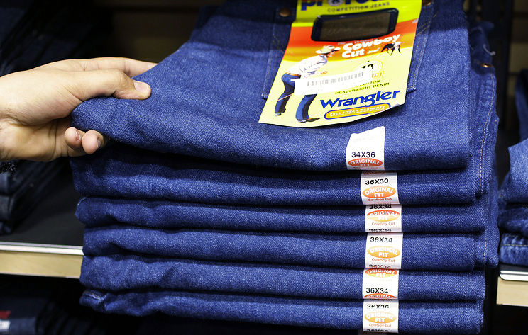 WSJ: марки джинсов Lee и Wrangler могут выставить на продажу. Фото: AP Photo