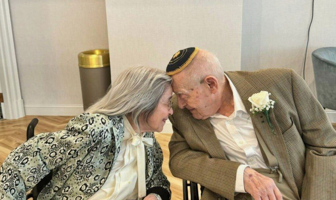 В США поженились 100-летний мужчина и 102-летняя женщина.