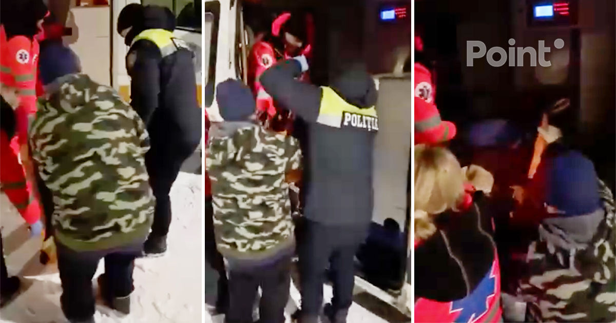 В Страшенах полицейские на одеяле несли пациента к скорой, застрявшей в снегу.