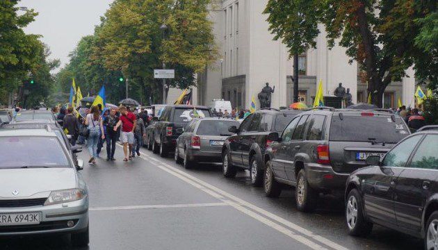 В Киеве митингующие попытались заблокировать выходы из здания Рады.