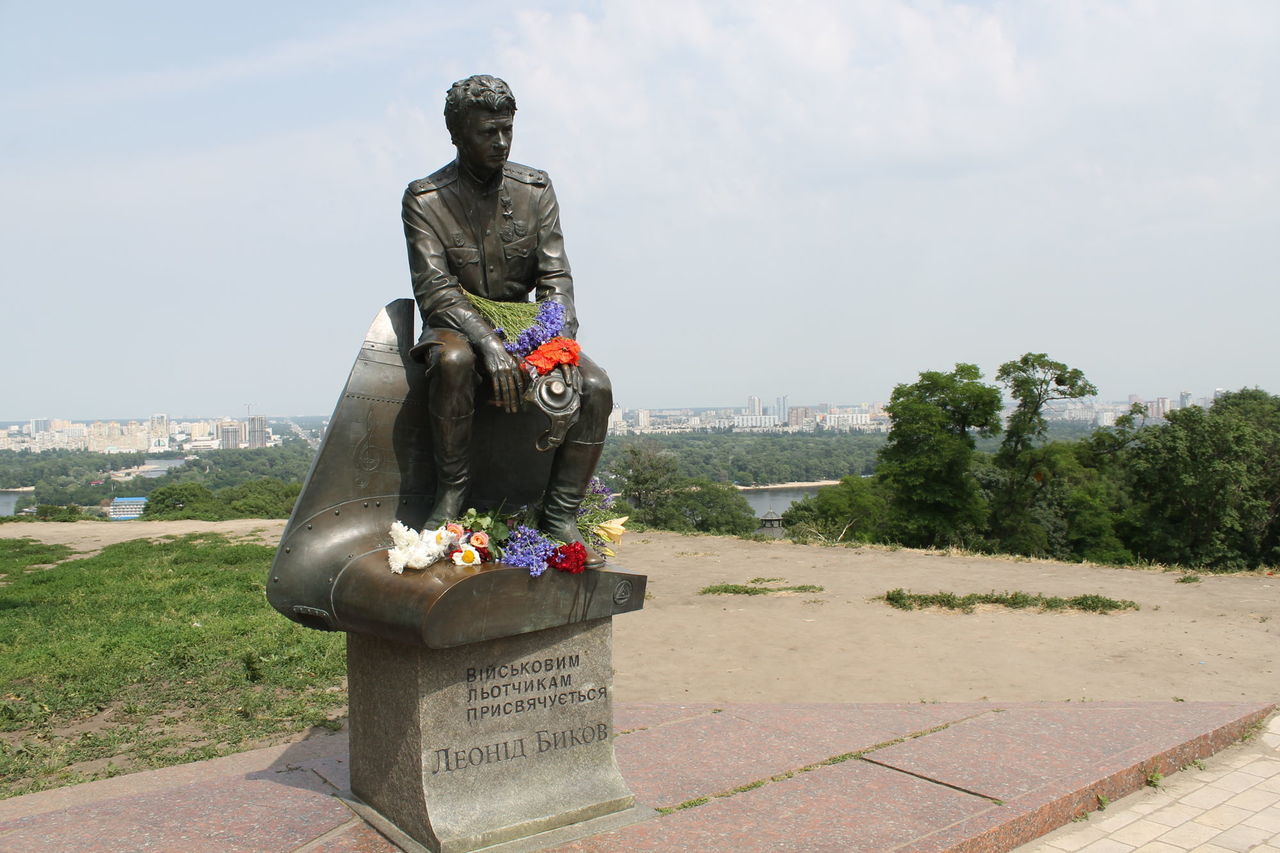 Установлены родители, похоронившие ребенка у памятника Быкову в Киеве.