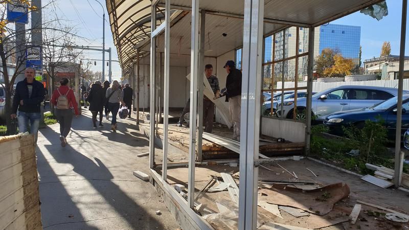 На улице Измаильской демонтируют цветочные киоски.