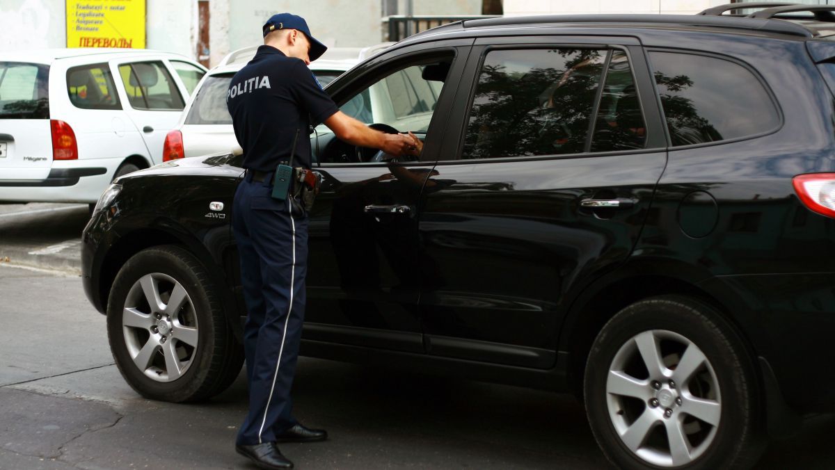 Şoferii spun că au decis să profite de reducerea de 70 la sută, a taxelor vamale, oferită de autorităţi.