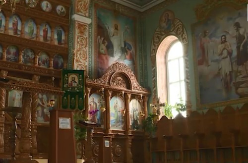 Служители предполагают, что злоумышленником был подросток, который пробрался в помещение через окно.