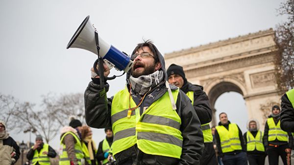 Во Франции за месяц протестов пострадали почти три тысячи человек.