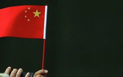 Неизвестные испортили десятки госфлагов Китая, вывешенных на улицах.