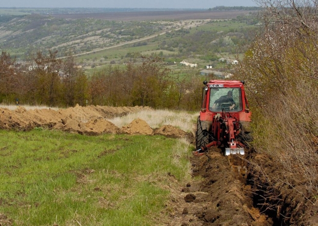 Armata ucraineană va săpa un „şanţ protector” de 300 de kilometri lungime de-a lungul graniţei cu regiunea separatistă Transnistria din Republica Moldova.