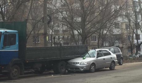 В ДТП были задействованы три транспортных средства.