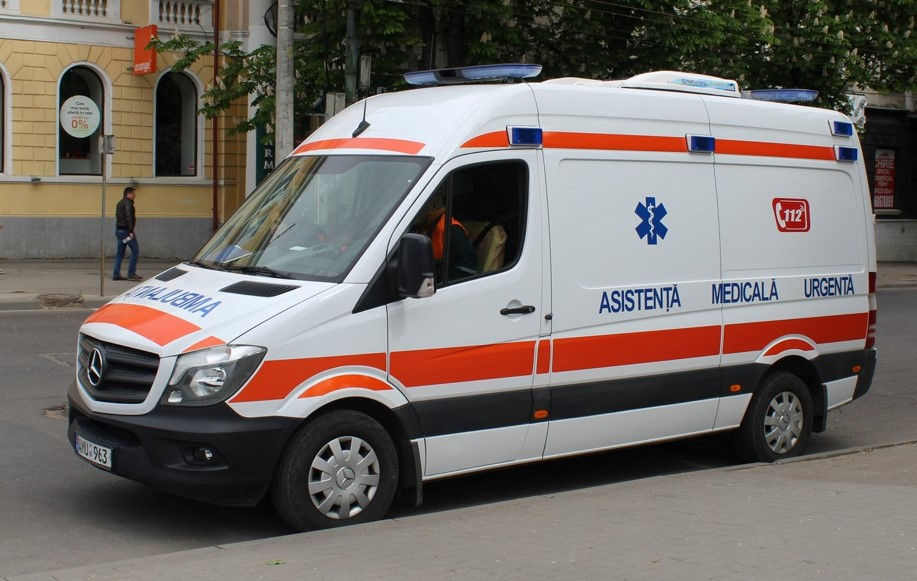 O femeie din Căușeni luptă pentru viață după ce a fost stropită cu benzină și incendiată de soț.