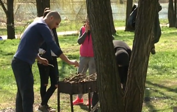 На второй день Пасхи жители столицы массово вышли на природу.