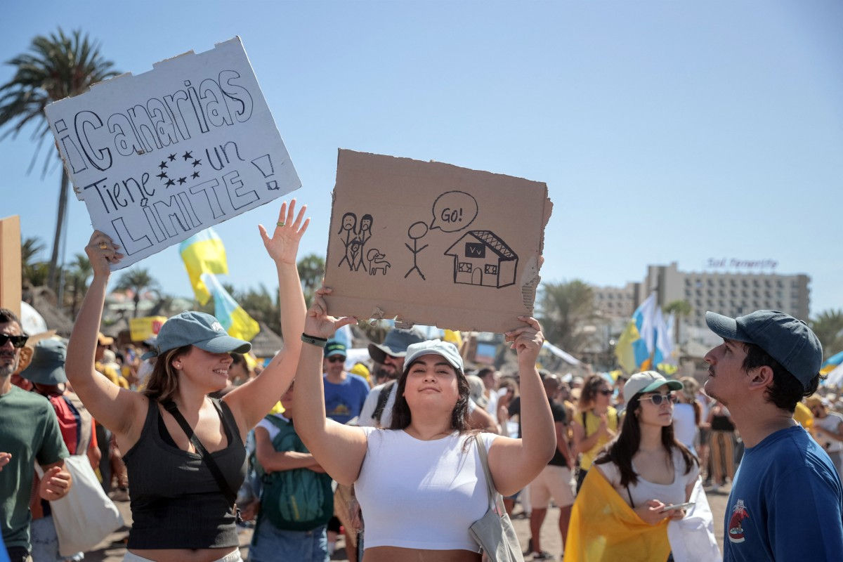Жители Канар вышли на протесты против избыточного туризма.