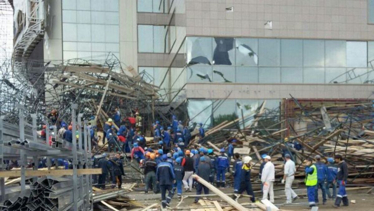 Un muncitor moldovean a decedat și alți 13 au fost răniți pe un șantier de construcții din Surgut. Foto: captură video