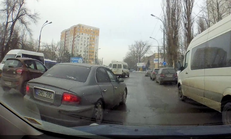 Дорожный конфликт столичных водителей попал на камеру видеорегистратора.