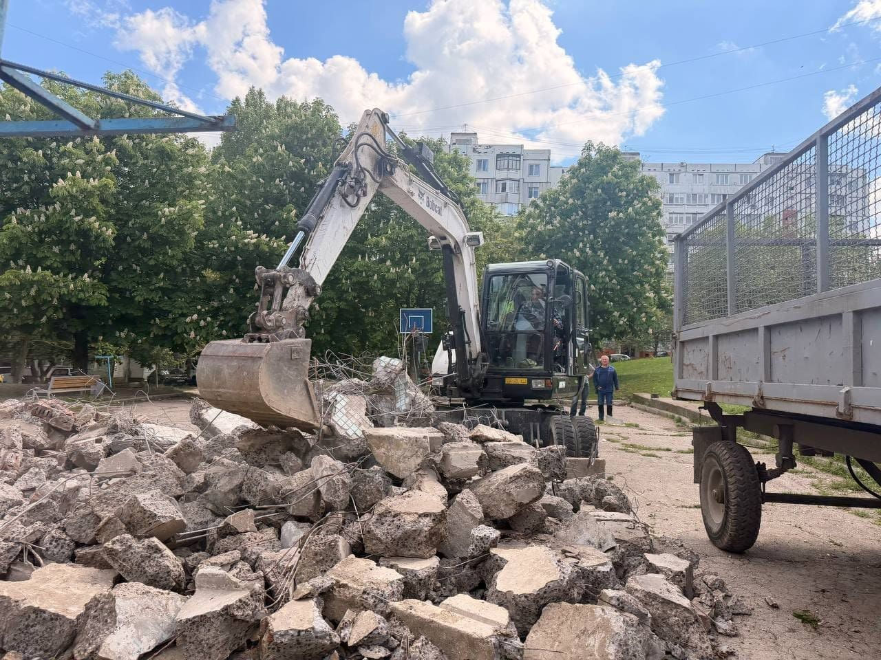В Кишиневе на месте старых гаражей обустроят новую парковку на 80 мест.