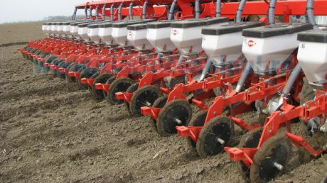 Agricultorii din satul Recea, raionul Râşcani, au început astăzi să semene orzul. Foto:ceahlaul.ro