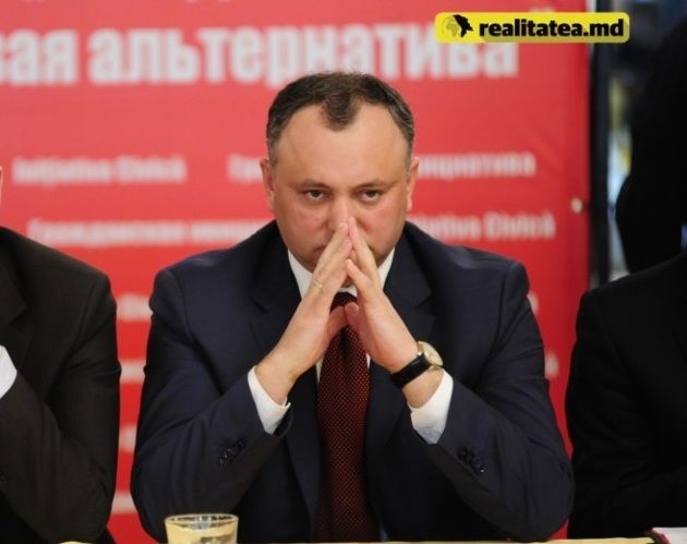 Лидер ПСРМ Игорь Додон обладает часами с именной подписью лидера ПКРМ Владимира Воронина.