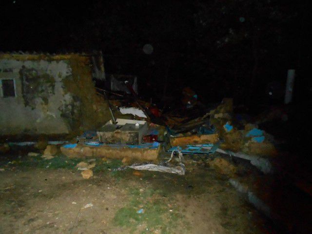 O locuință a fost distrusă parțial de o explozie după care a fost cuprinsă de flăcări. Foto: dse.md