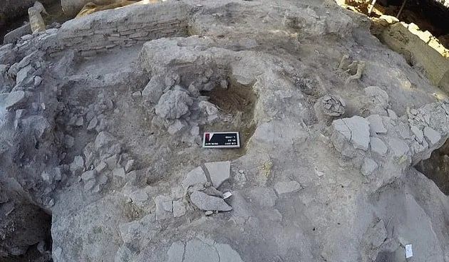 В Турции обнаружили останки юноши, погибшего во время цунами 3600 лет назад.