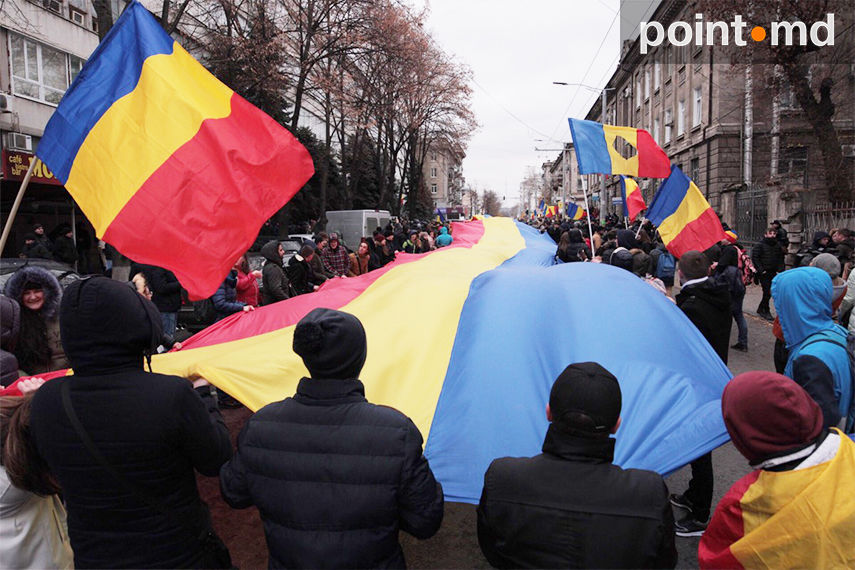 В Кишиневе под румынскими флагами прошел протест против результатов выборов.